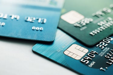 drie creditcards op tafel