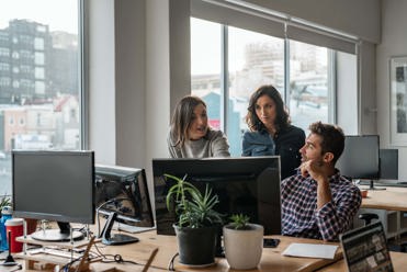 Individus travaillant dans un bureau