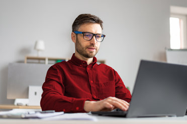 Une femme travaillant au bureau