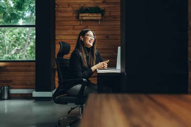 une femme d’affaires en conférence téléphonique