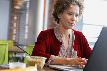 une femme travaillant à son bureau