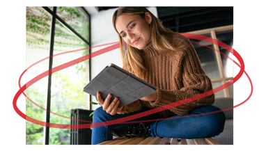 une fille utilisant une tablette