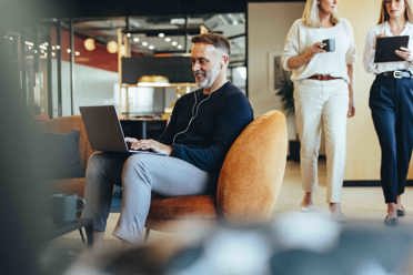 Un homme travaillant sur un ordinateur portable